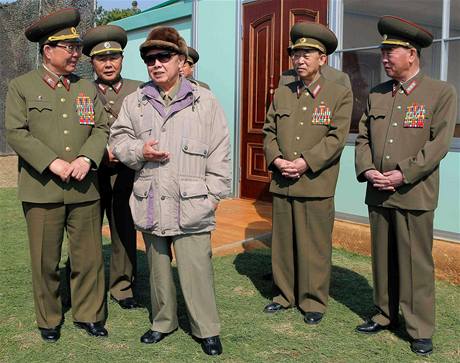 Kim ong-il se svými vojenskými dstojníky.